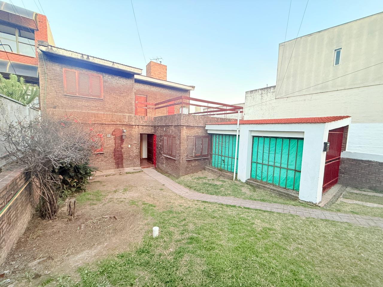 Casa en Alquiler - Sobre Av. Sagrada Familia